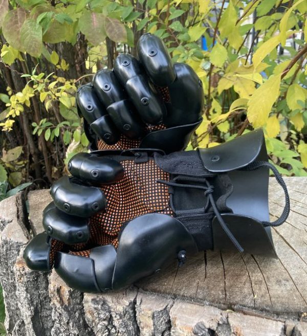 Black Prince gauntlets - Image 3